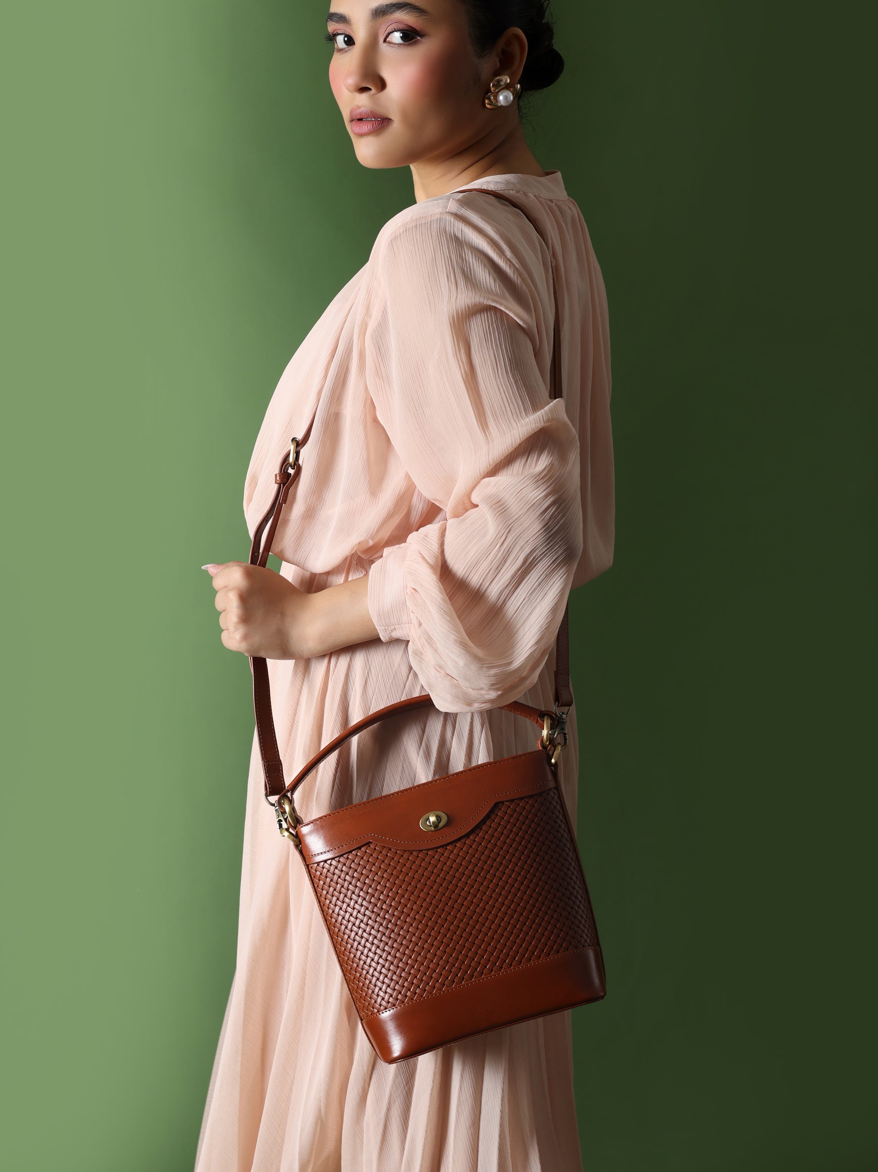 Handcrafted Woven Vegetable Tanned Leather Portobello Bucket Bag Cognac for Women Tan & Loom