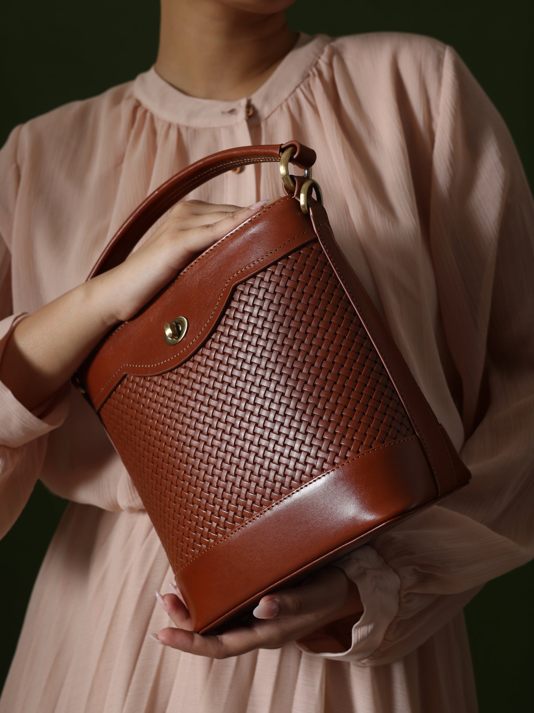 Handcrafted Woven Vegetable Tanned Leather Portobello Bucket Bag Cognac for Women Tan & Loom