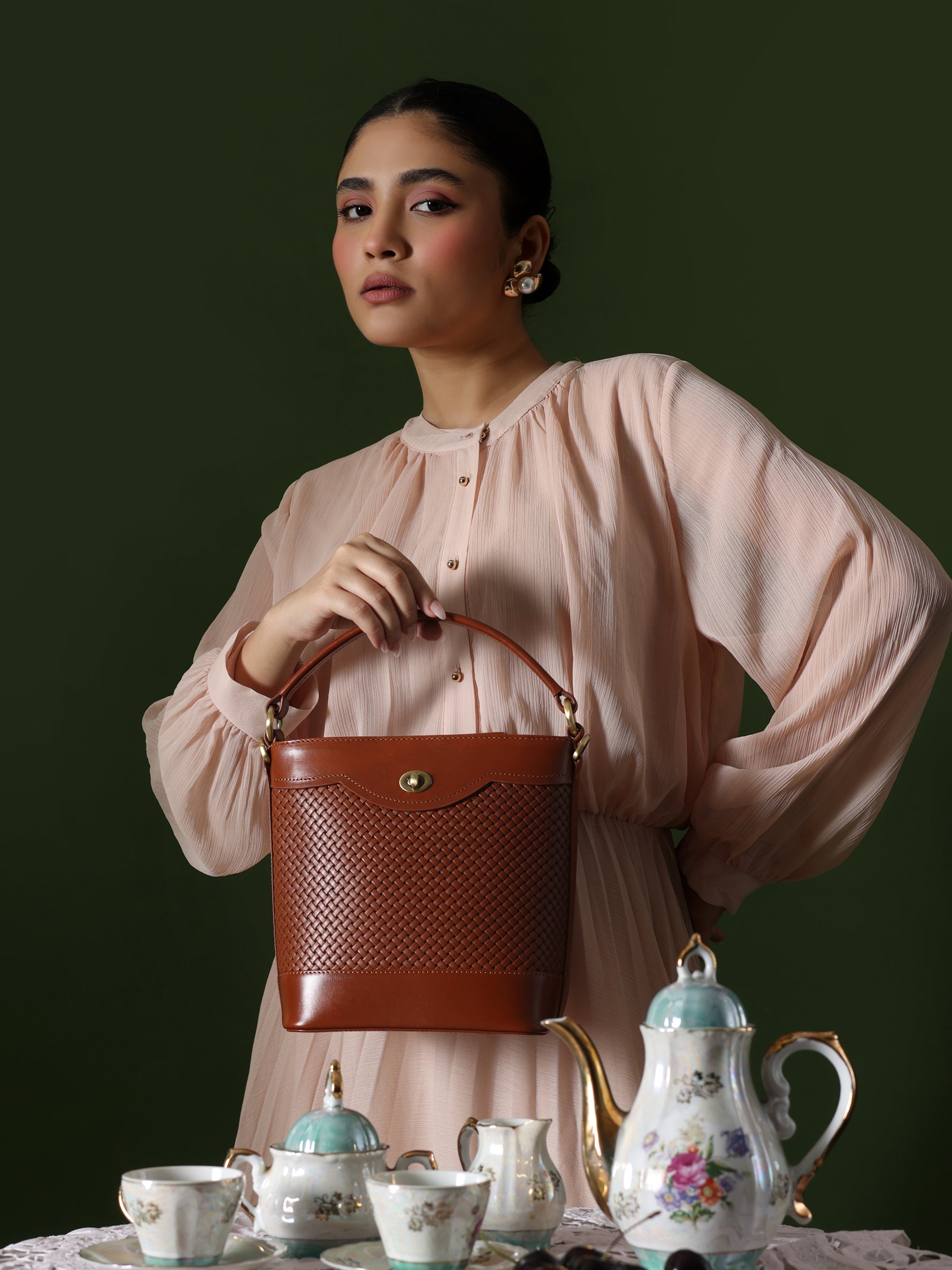 Handcrafted Woven Vegetable Tanned Leather Portobello Bucket Bag Cognac for Women Tan & Loom
