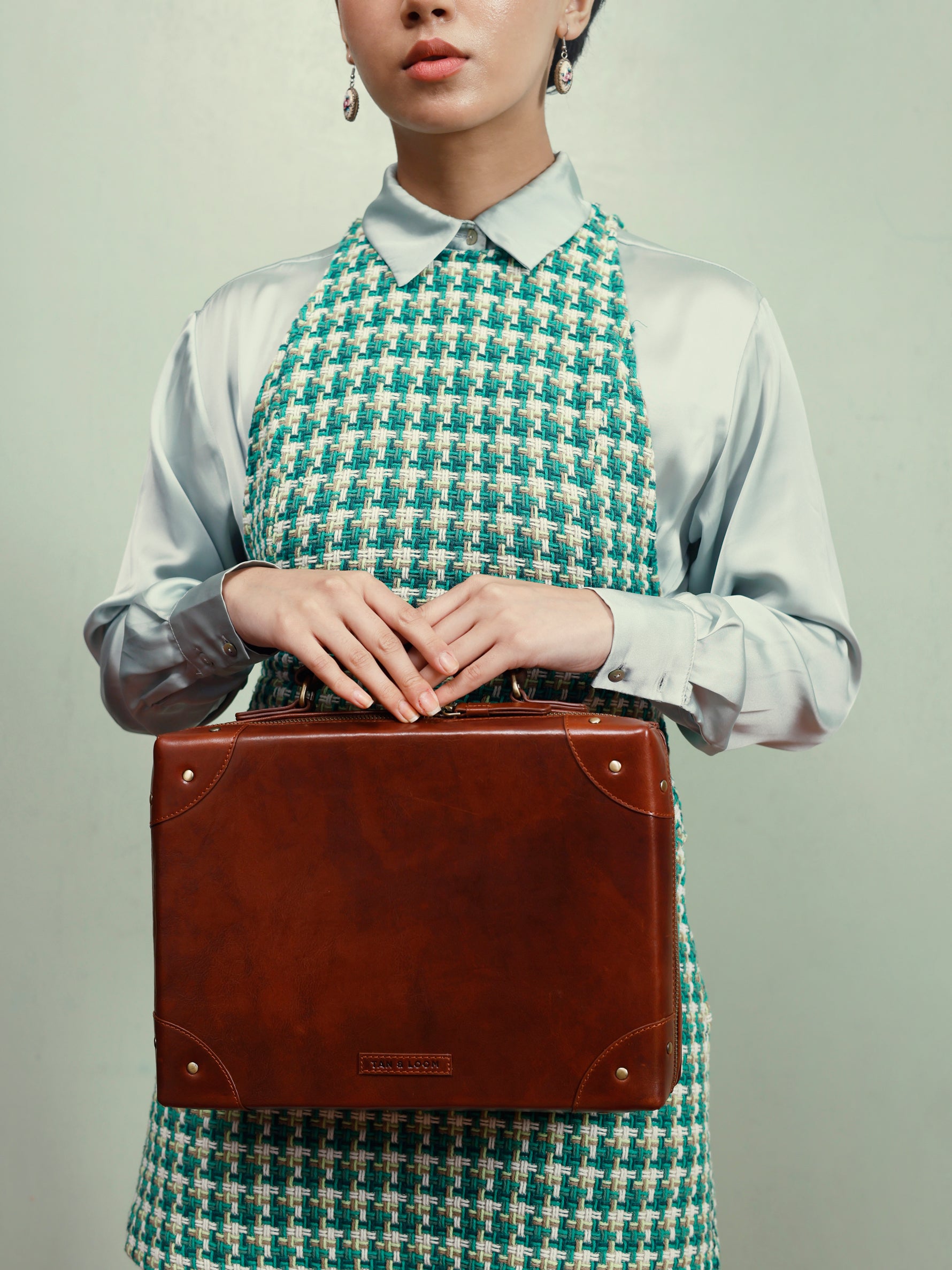 Handcrafted Genuine Vegetable Tanned Leather Traveller's Trunk Sling Vintage Brown for Women Tan & Loom