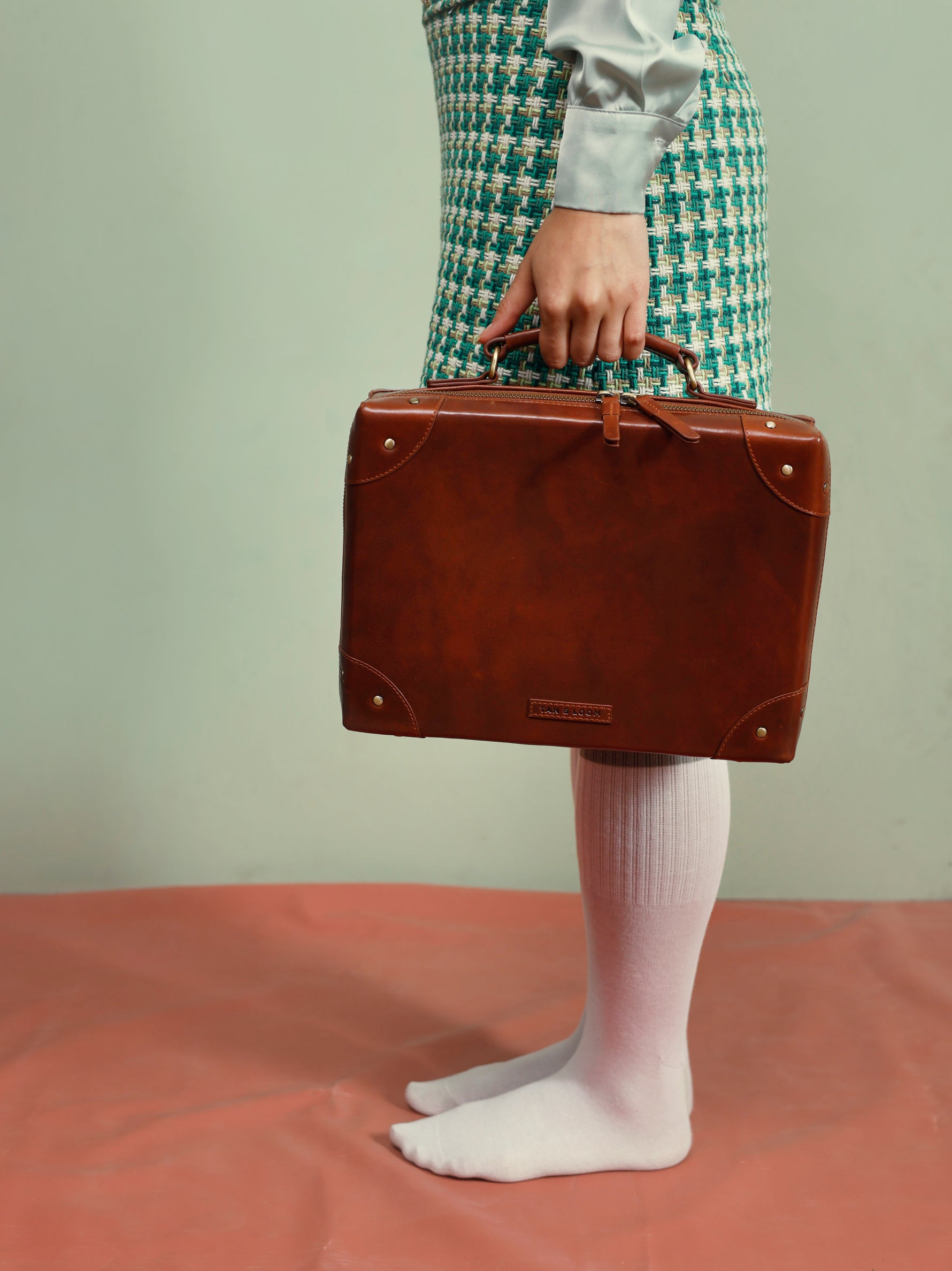 Handcrafted Genuine Vegetable Tanned Leather Traveller's Trunk Sling Vintage Brown for Women Tan & Loom