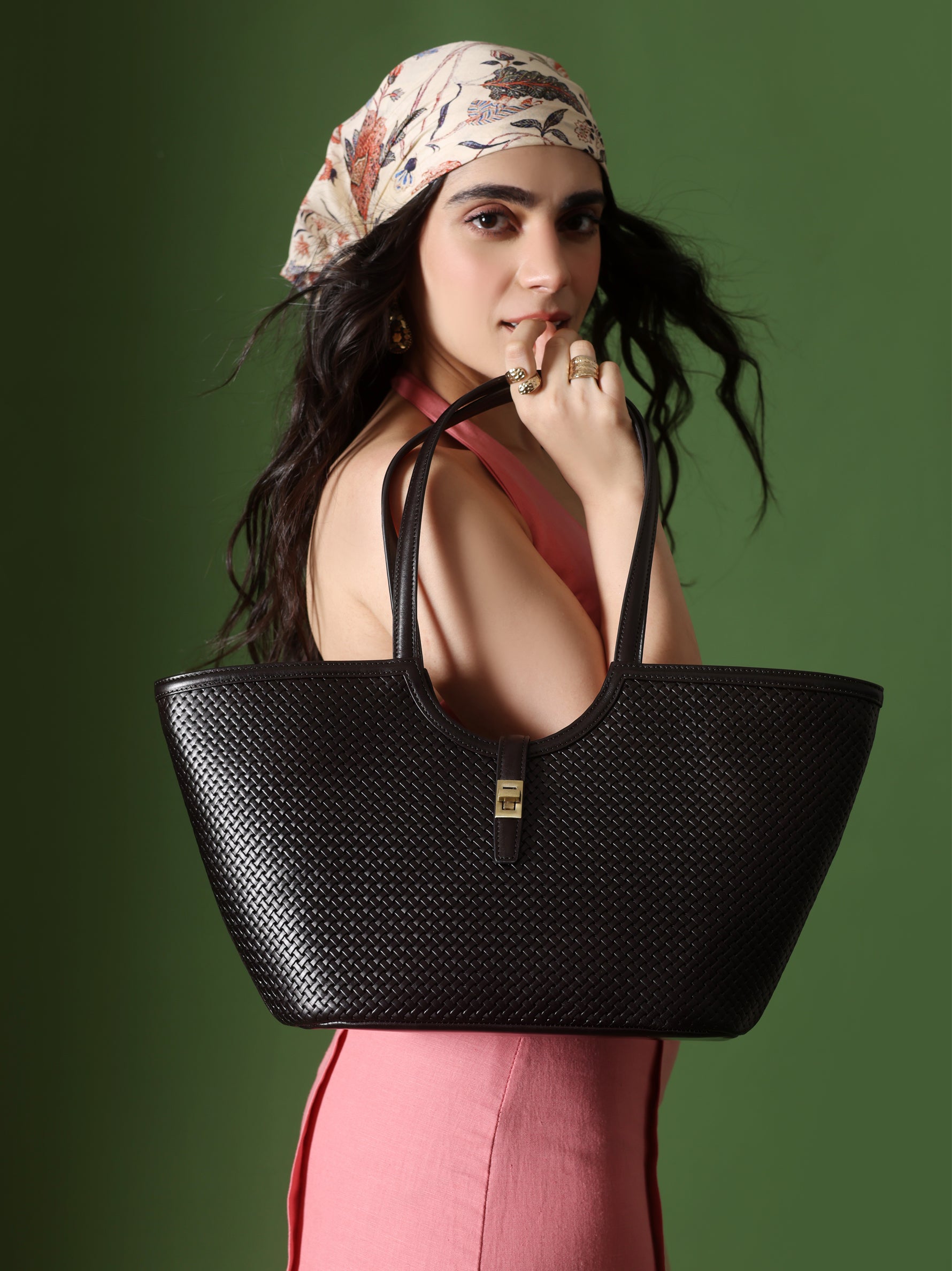 Handcrafted Woven Vegetable Tanned Leather Amalfi Tote Medium Warm Black for Women Tan & Loom