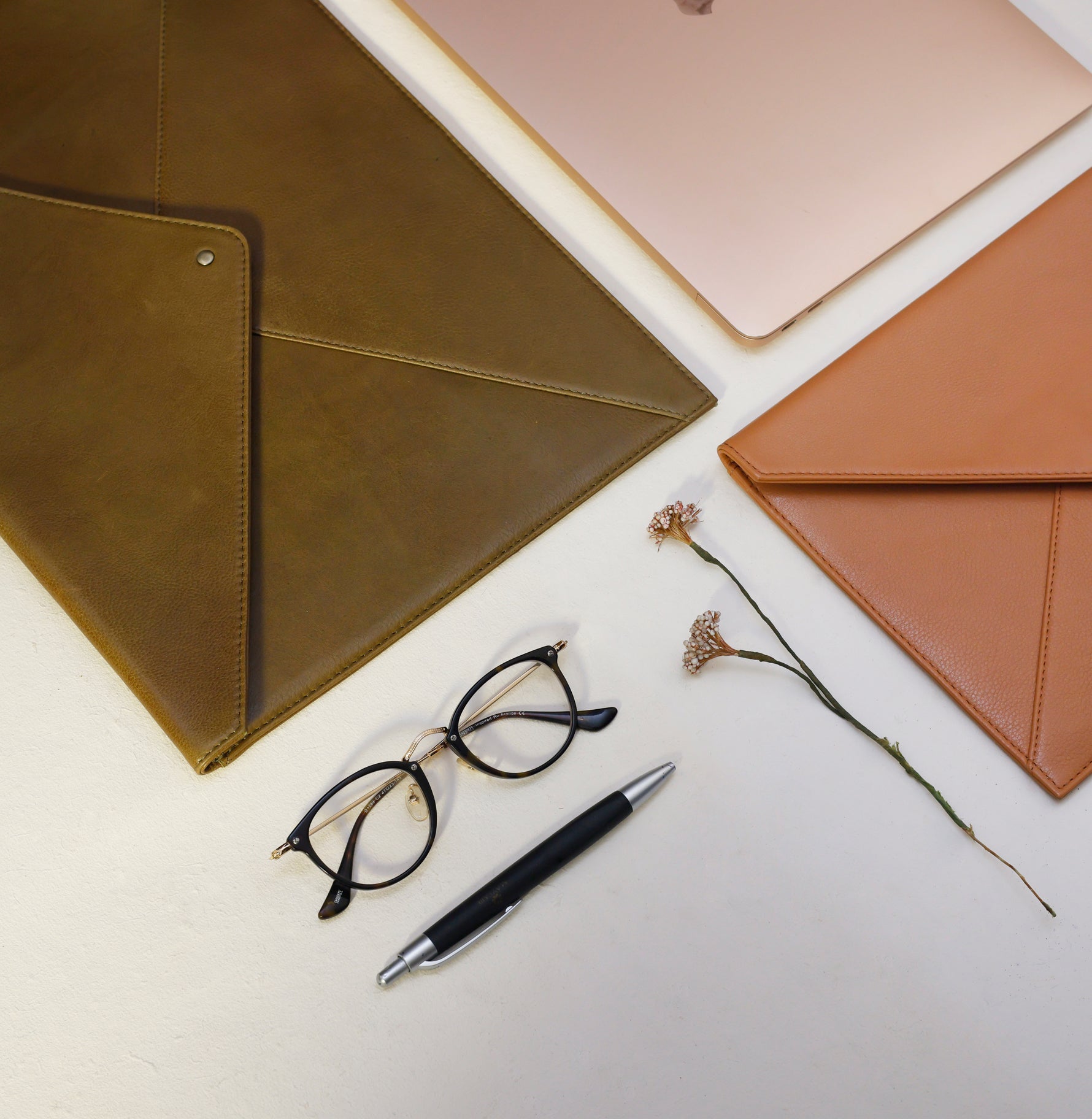 Handcrafted Genuine Vegetable Tanned Leather Envelope  Laptop Sleeve Vintage Brown for Women Tan & Loom